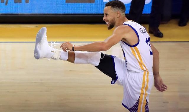 库里完成超级顶薪续约 勇士的艰难抉择终将到来